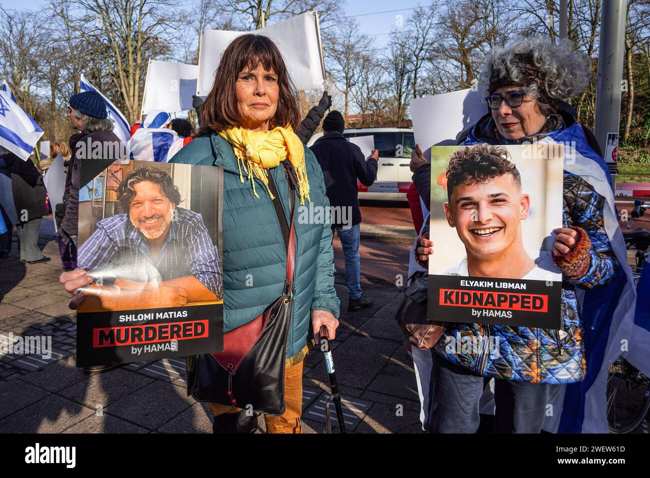 Den Haag, Niederlande. Februar 2014. Zwei israelische Unterstützerinnen mit Fotos von Hamas-Opfern, während der heutigen ersten Entscheidung des Internationalen Gerichtshofs (ICJ) über Israels Gaza-Krieg. Der IStGH in den Haag ordnete Israel am Freitag an, während seines Konflikts mit der Hamas keinerlei Völkermord an Palästinensern im Gazastreifen zu verwehren und Beweise für die Vorwürfe des Völkermords aufzubewahren. (Foto: Charles M. Vella/SOPA Images/SIPA USA) Credit: SIPA USA/Alamy Live News Stockfoto