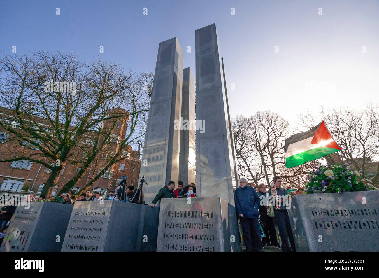 Den Haag, Niederlande. Januar 2024. Palästinensische Unterstützung durch das Holocaust-Mahnmal in den Haag, mit Fahnen und Spruchbändern, während der heutigen ersten Entscheidung des Internationalen Gerichtshofs (ICJ) über den israelischen Gaza-Krieg. Der IStGH in den Haag ordnete Israel am Freitag an, während seines Konflikts mit der Hamas keinerlei Völkermord an Palästinensern im Gazastreifen zu verwehren und Beweise für die Vorwürfe des Völkermords aufzubewahren. Quelle: SOPA Images Limited/Alamy Live News Stockfoto