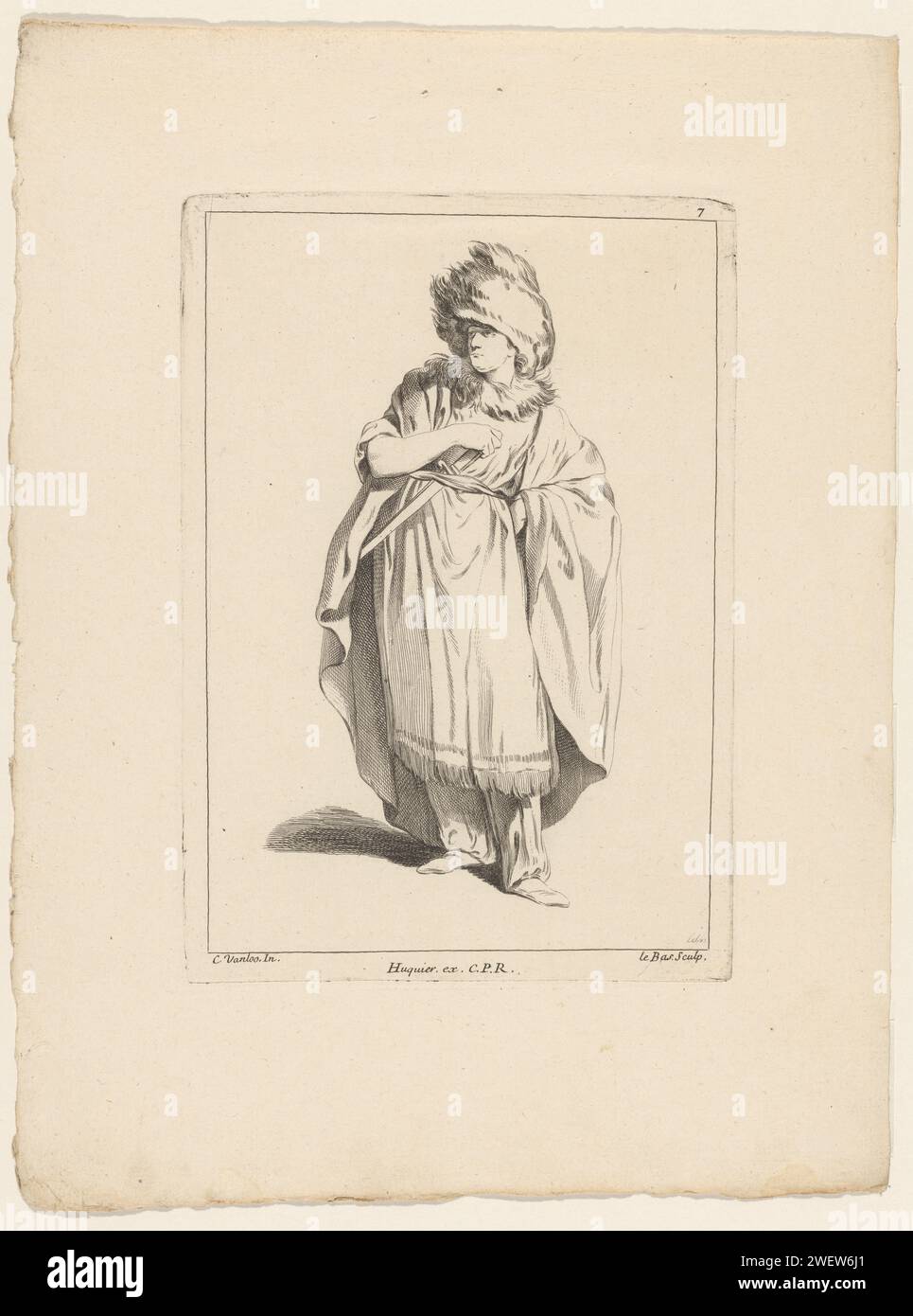 Stehende Figur mit Hand auf Degen, Jacques - Philippe Le Bas, nach Carle van Loo, 1732 - 1740 Druck stehender Mann mit Pelzmütze und Pelzkragen, langer Mantel über einem Gewand mit Rüschen, die rechte Hand auf einem Schwert, das unter dem Gürtel erstochen wurde. Schauen Sie nach links. Oben rechts nummeriert: 7. Teil einer Serie von zwölf Druckgrafiken mit Figuren in dramatischen Posen, oft in „östlichen“ Fantasy-Kostümen gekleidet, nach Zeichnungen von Carle van Loo, die während seines Aufenthaltes in Rom (1728–1732) entstanden sind. Papierätzer (auf der Bühne). Zeichen (menschliche Typen). Leidenschaften, Emotionen, Zuneigung. Asiatische Rassen und Völker Stockfoto