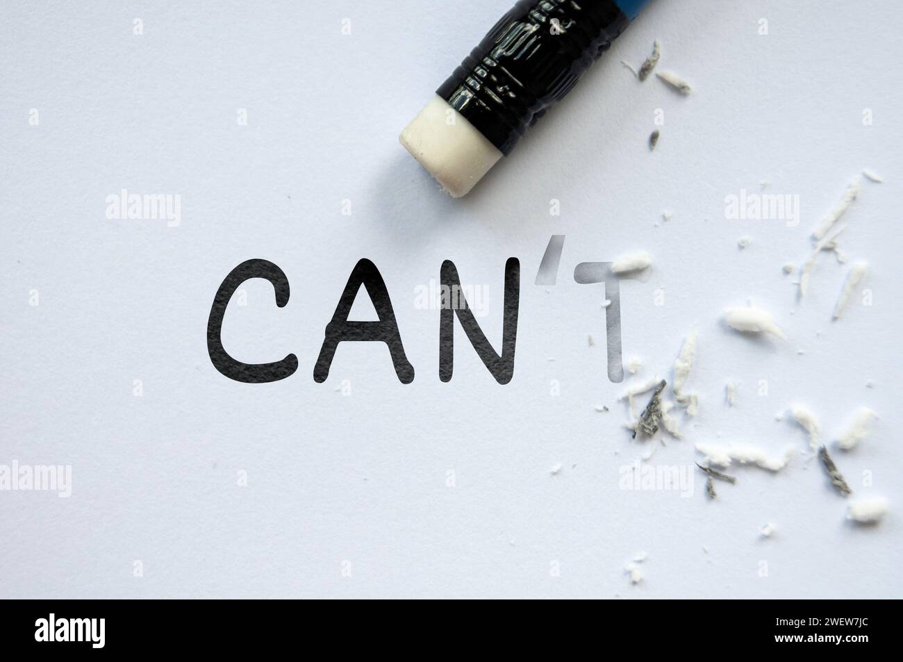 Das Löschen des Bleistiftradierers kann nicht in die Dose gelangen. Motivierendes und inspirierendes Konzept. Stockfoto