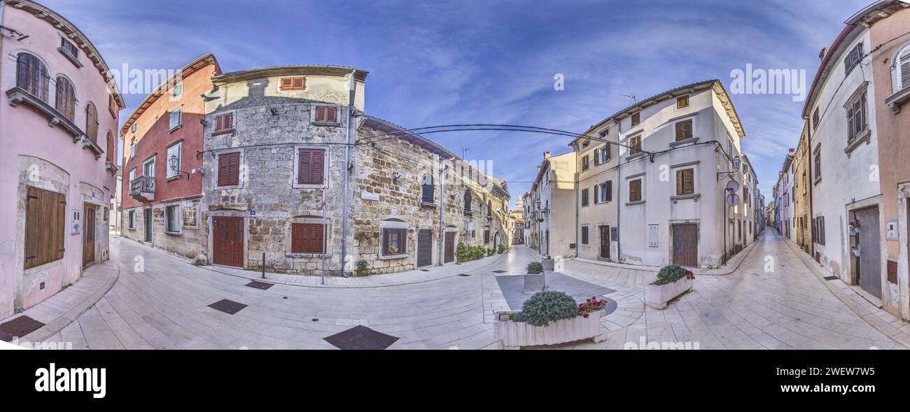 Bild einer typischen Straßenszene aus der historischen kroatischen Stadt Voznjan mit Kopfsteinpflasterstraßen und alten Gebäuden im Morgenlicht Stockfoto