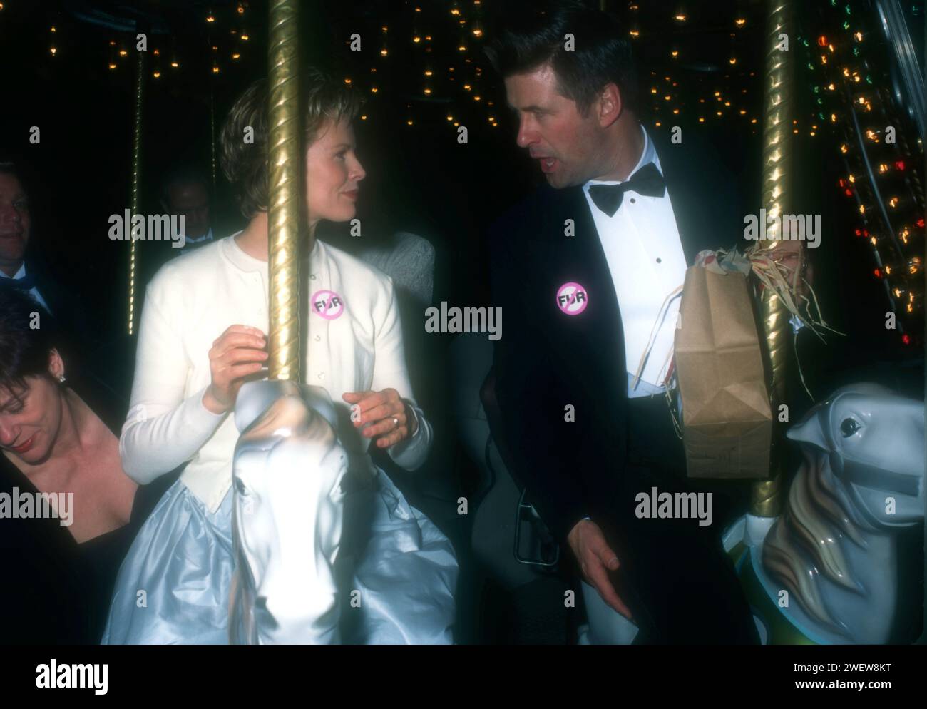 Am 14. Dezember 1996 nahmen die Schauspielerin Kim Basinger und der Schauspieler Alec Baldwin am 14. Dezember 1996 am PETA (People for the Ethical Treatment of Animals) Animal Ball in den Paramount Studios in Los Angeles, Kalifornien, USA Teil. Foto: Barry King/Alamy Stock Photo Stockfoto