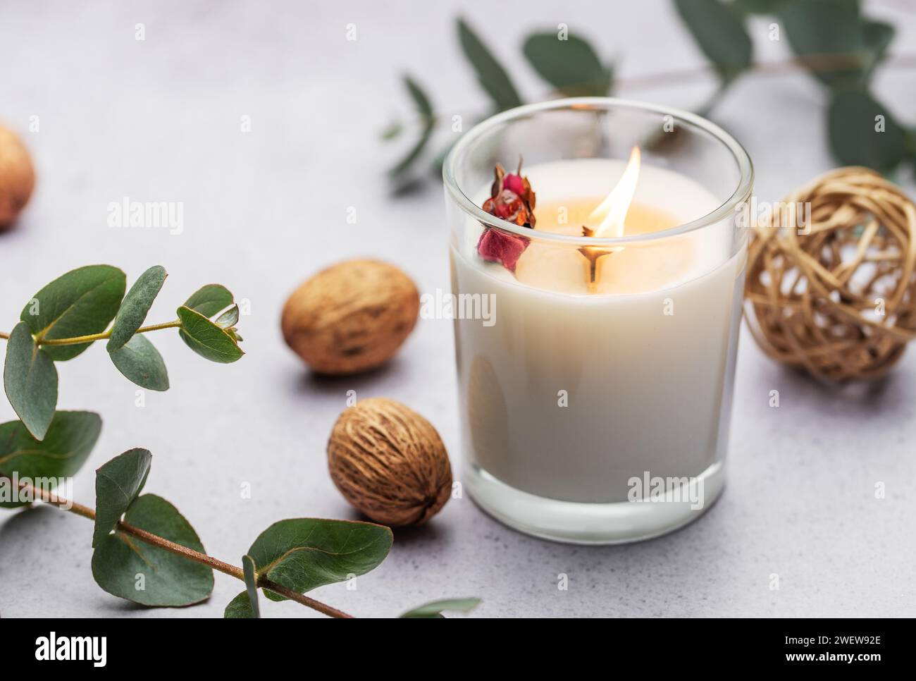 Aromatische Kerze auf dem Tisch. Sojakerzen in einem Glas. Aromatherapie und Entspannung im Spa und zu Hause. Stillleben. Stockfoto