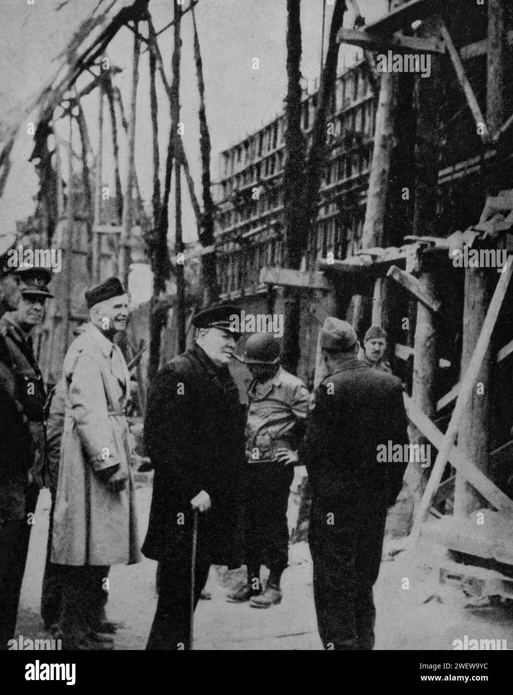 Winston Churchill besucht einen abgefangenen Flugbombenstartplatz auf der Cherbourg-Halbinsel, einige Wochen nach dem D-Day am 6. Juni 1944, während des Zweiten Weltkriegs. Stockfoto