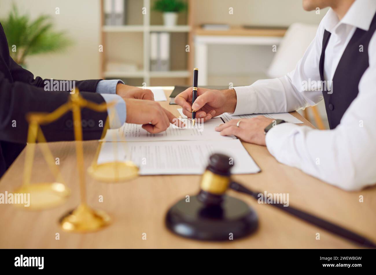 Ein Anwalt, der im Büro arbeitet und einen Vertrag mit einem man-Klienten aufruft. Rechtsrecht und Beratungskonzept. Stockfoto