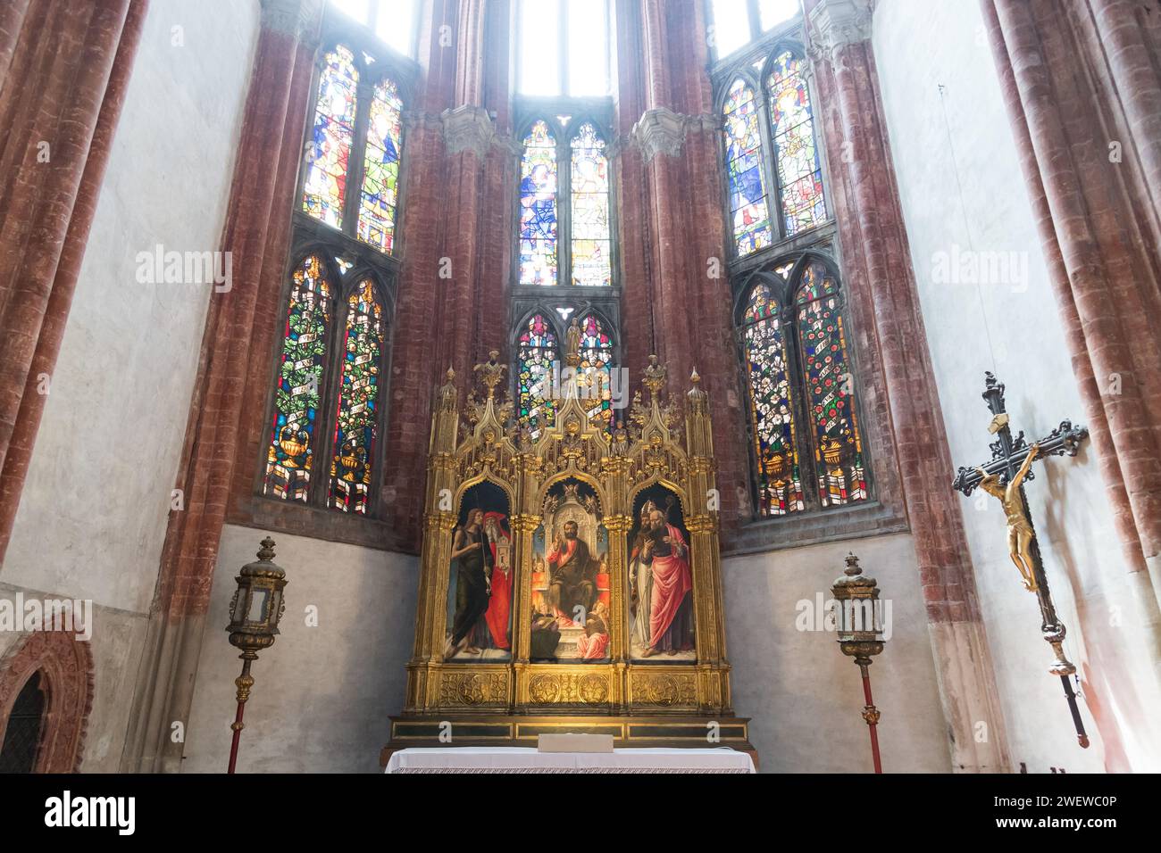 Gotische St. Markus-und-Heiligen-Altar von Bartolomeo Vivarini aus dem 15. Jahrhundert in Cappella di San Marco (Kapelle des heiligen Markus) in der gotischen Basilika di Santa Maria Stockfoto