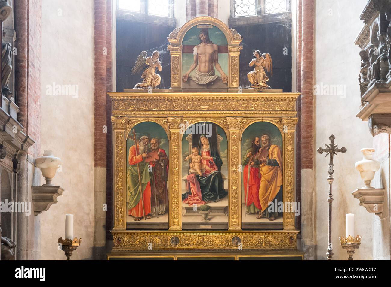 Polyptychon Madonna thront mit Kind und Heiligen Peter, Paul und Nikolaus von Bartolomeo Vivarini aus dem 15. Jahrhundert in Capella Bernardo (Bernhardkapelle) Stockfoto