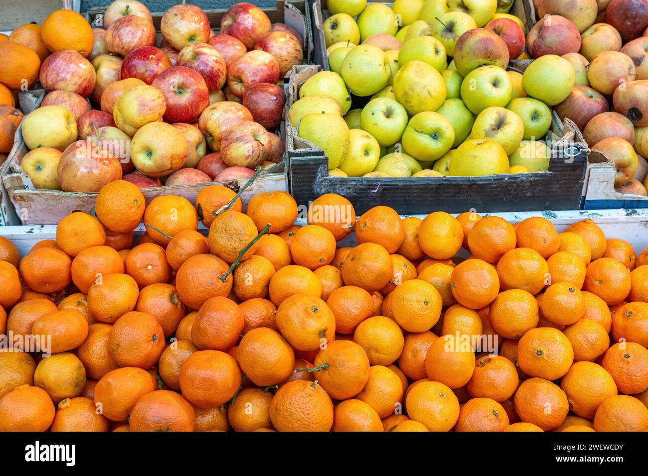 Tangerinen und Äpfel zum Verkauf auf einem Markt Stockfoto