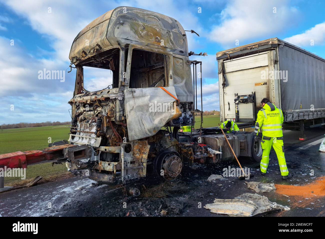 A14/Halle - LKW mit Propangas-Ladung brennt: Autobahn voll gesperrt 25.01.2024 gegen 7,45 Uhr A14 Richtung Dresden, zwischen Halle-Tornau und Halle-Peißen zu einem Brand eines Lastwagens kam es am Donnerstagvormittag auf der A14 Richtung Dresden in Sachsen-Anhalt. Nach ersten Angaben brannte die Zugmaschine eines LKW zwischen den Anschlussstellen Halle-Tornau und Halle-Peißen. Auf dem Auflieger soll der Lastwagen wohl Propangasflaschen geladen haben, die aber nicht brannten bzw. Explodiert, also die Polizei. Die Feuerwehr löschte den Brand, eine Spezialfirma muss ausgelaufene Betriebsstoff Stockfoto