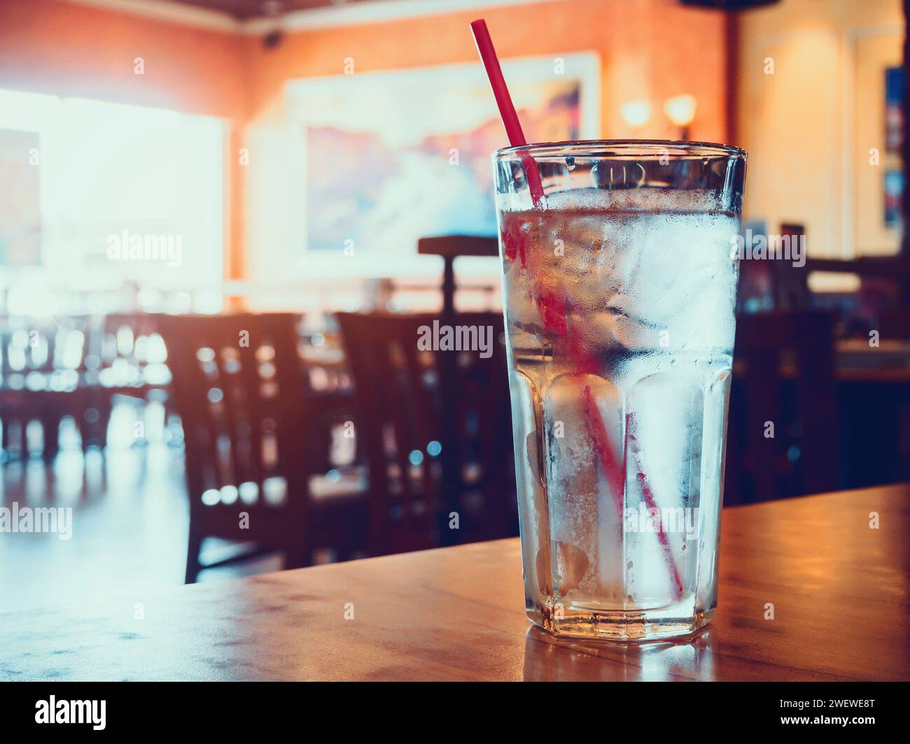 Glas Wasser auf Holztisch im Restaurant Stockfoto