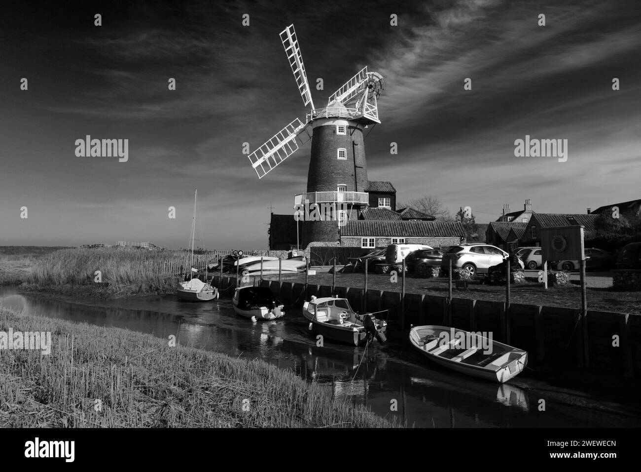 Blick über Schilfbetten nach Cley Windmill, Cley-next-the-Sea Village, North Norfolk Coast, England Stockfoto