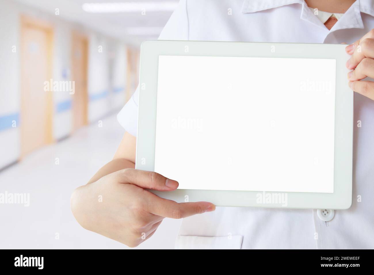 Arzt zeigt digitales Tablet mit leerem Bildschirm im Krankenhaus. Medizintechnisches Konzept. Stockfoto