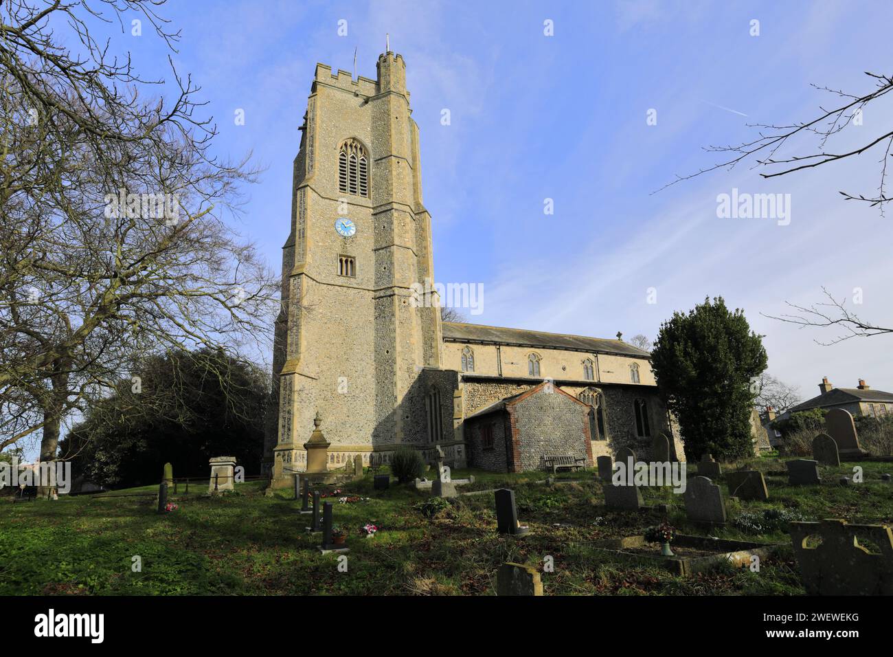 Blick auf St. Marys und St. Andrews Kirche, Langham Village, North Norfolk Coast, England Stockfoto