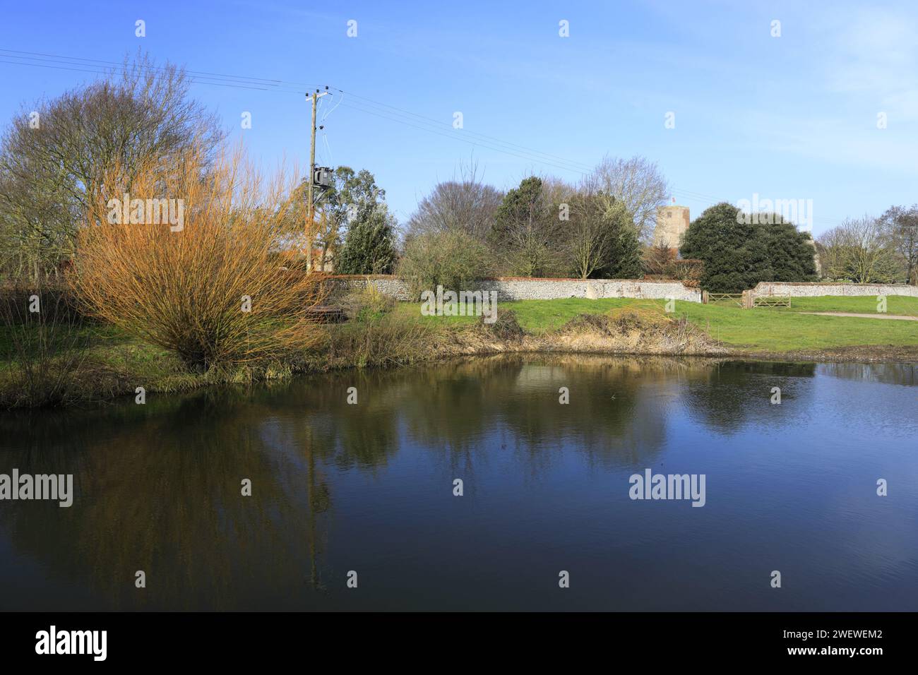 Der Dorfteich und die All Saints Church, Morston Village, North Norfolk Coast, England Stockfoto