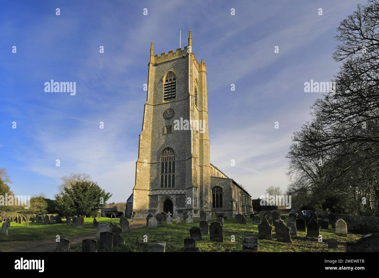 Blick auf St. Nicholas Church, Blakeney Village, North Norfolk Coast, England Stockfoto