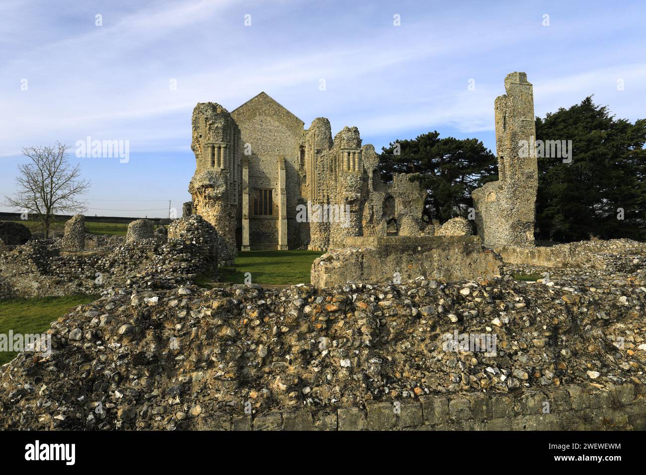 Blick über St Marys Priory oder Binham Priory, Binham Village, North Norfolk, England, Großbritannien Stockfoto