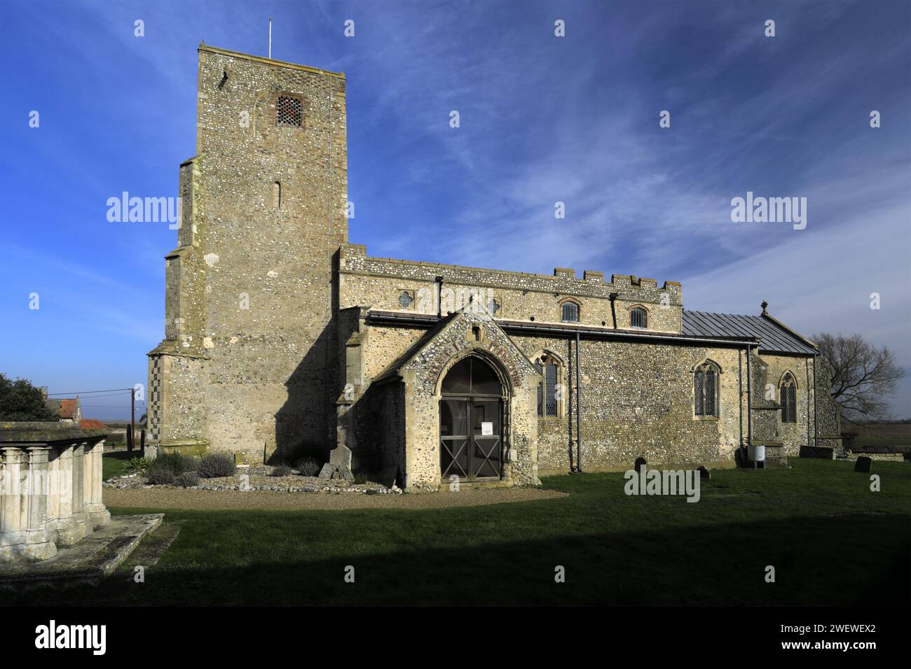 Blick auf All Saints Church, Morston Village, North Norfolk Coast, England Stockfoto