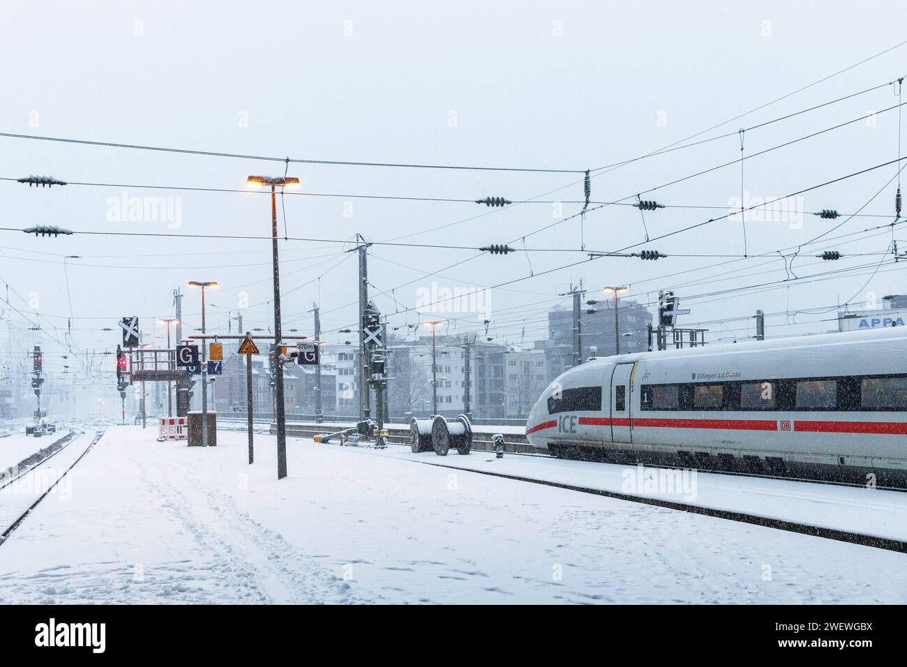 Hochgeschwindigkeitszug ICE 3 am Kölner Hauptbahnhof, Schnee, Schneefall, Köln, Deutschland. Januar: 2024 Hochgeschwindigkeitszug ICE 3 im Hauptbahnhof, S Stockfoto