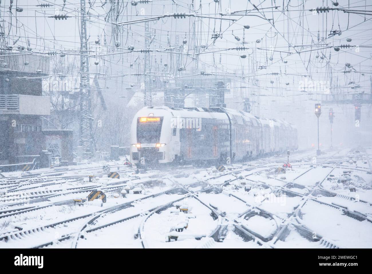 Rhein-Ruhr-Express-Zug, Ankunft am Hauptbahnhof, Schnee, Schneefall, Köln, Deutschland. Januar: 2024 Rhein-Ruhr-Express RRX Zug erreicht den H Stockfoto