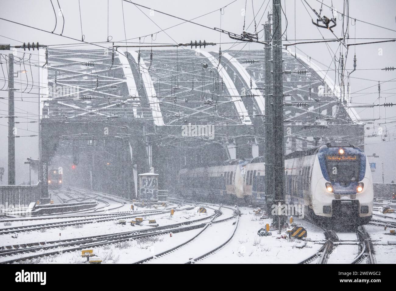 National Express Zug von der Hohenzollernbrücke in Richtung Hauptbahnhof, Schnee, Schneefall, Köln, Deutschland. Januar: 2024 Nationa Stockfoto