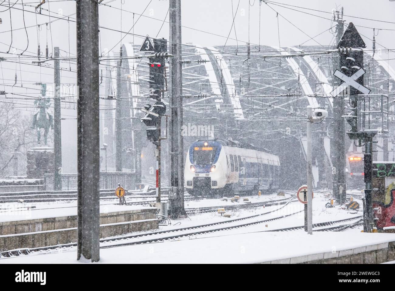 National Express Zug von der Hohenzollernbrücke in Richtung Hauptbahnhof, Schnee, Schneefall, Köln, Deutschland. Januar: 2024 Nationa Stockfoto