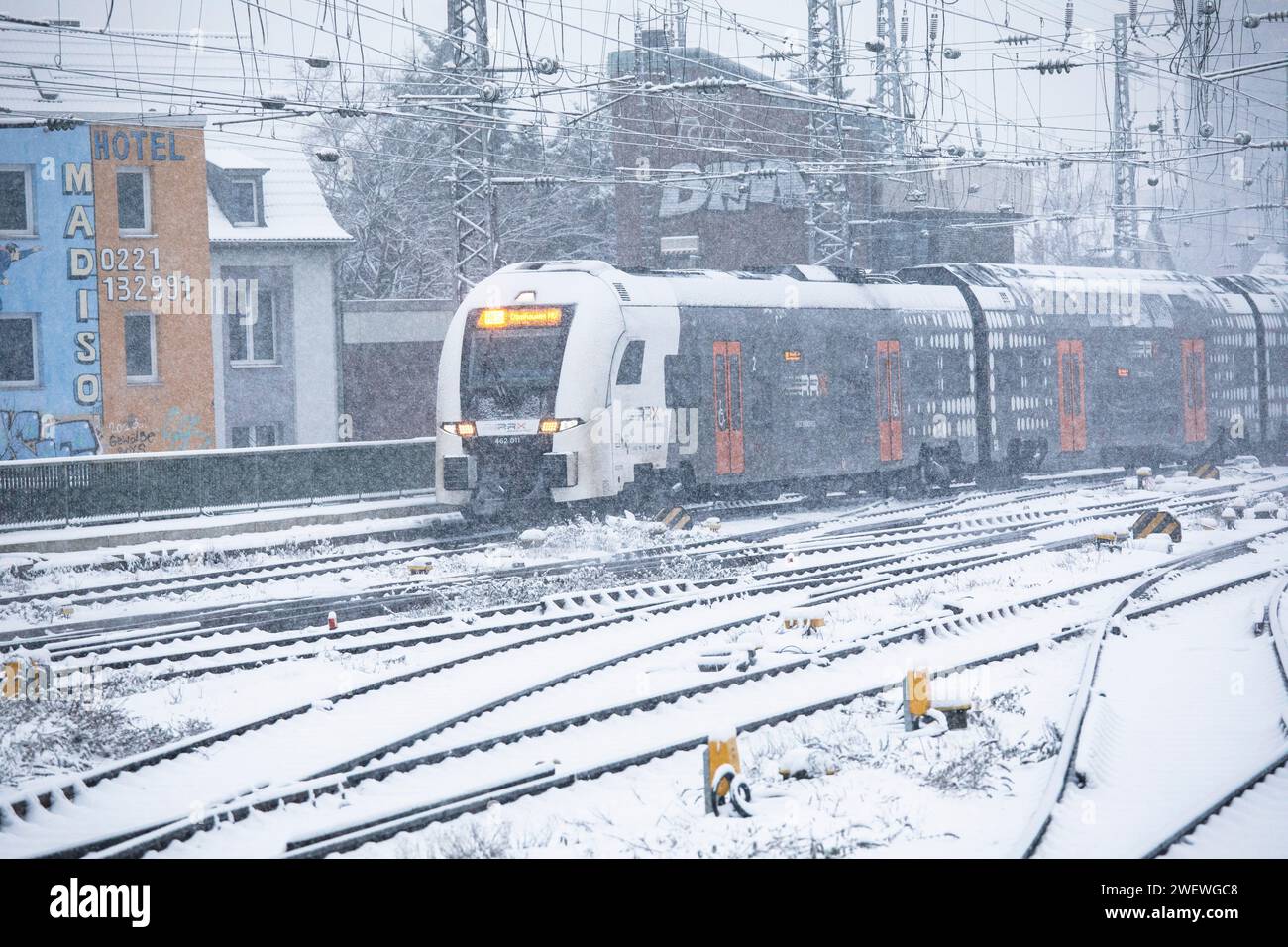Rhein-Ruhr-Express-Zug, Ankunft am Hauptbahnhof, Schnee, Schneefall, Köln, Deutschland. Januar: 2024 Rhein-Ruhr-Express RRX Zug erreicht den H Stockfoto