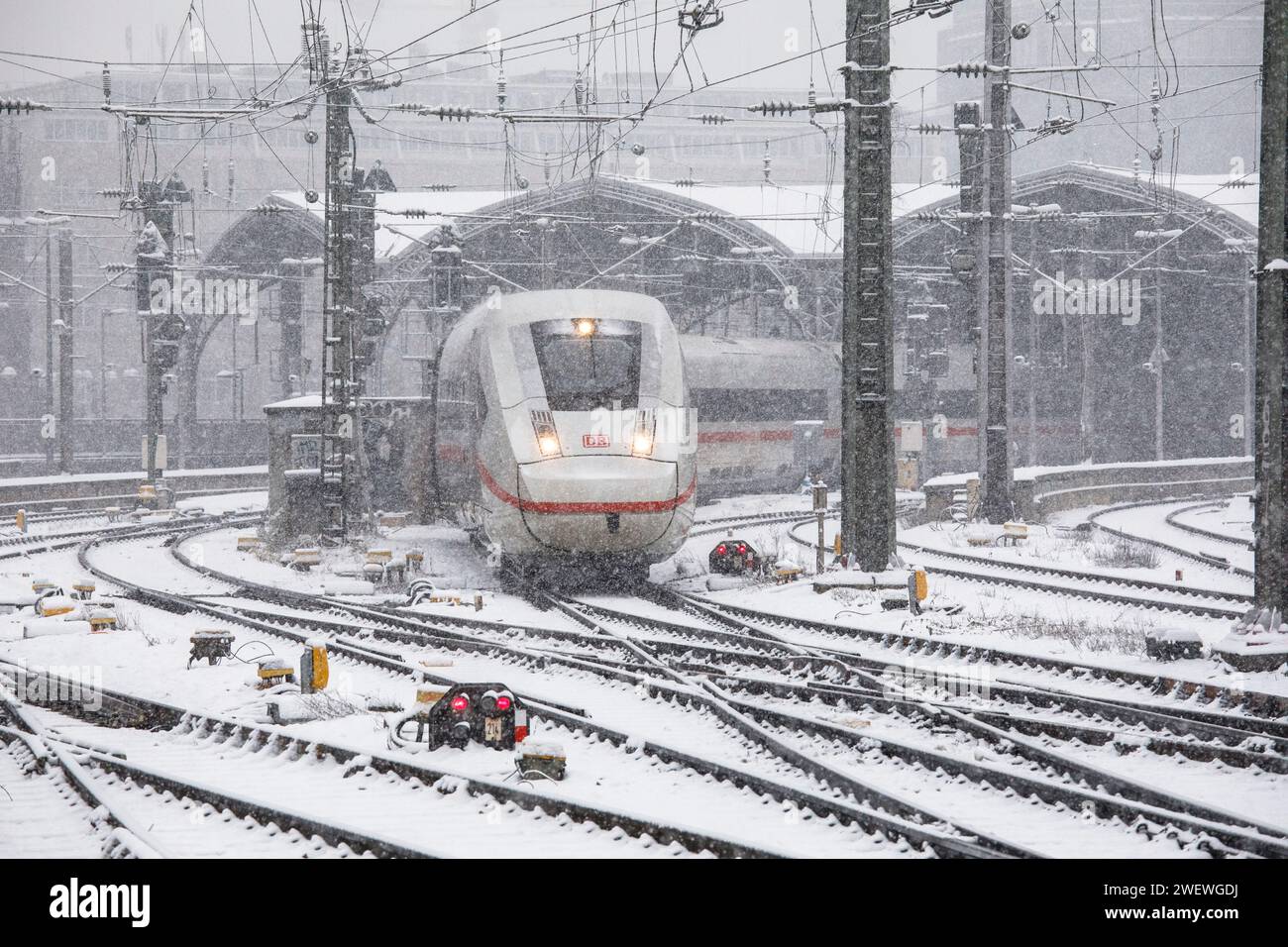 ICE 4 Zug vom Hauptbahnhof, Schnee, Schneefall, Köln, Deutschland. Januar: 2024 ICE 4 bei der Ausfahrt aus dem Hauptbahnhof, Schnee, Schne Stockfoto