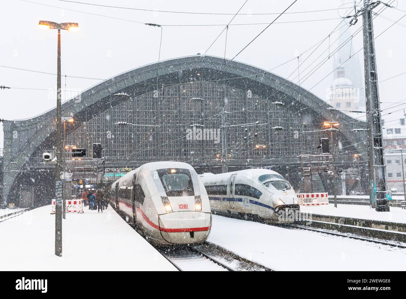 Hochgeschwindigkeitszüge ICE 4 und ICE 3 am Kölner Hauptbahnhof, Schnee, Schneefall, Köln, Deutschland. Januar: 2024 Hochgeschwindigkeitszuege ICE 4 und I Stockfoto