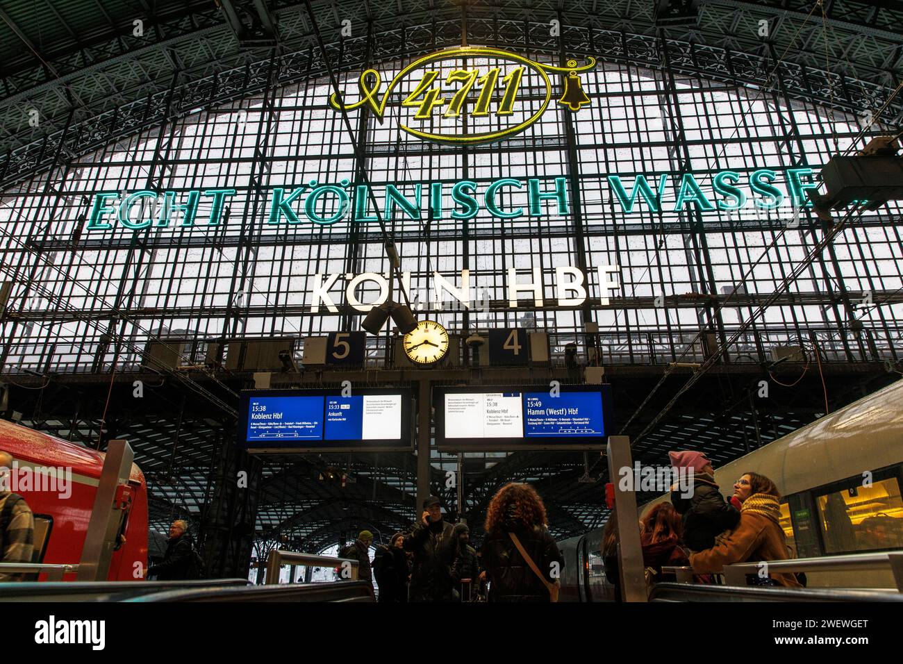 4711 Koelnisch Wasser (Eau de Cologne) Neonschild am Hauptbahnhof Köln. 4711 Koelnisch Wasser Neonreklame im Hauptbahnhof, Köln, D Stockfoto