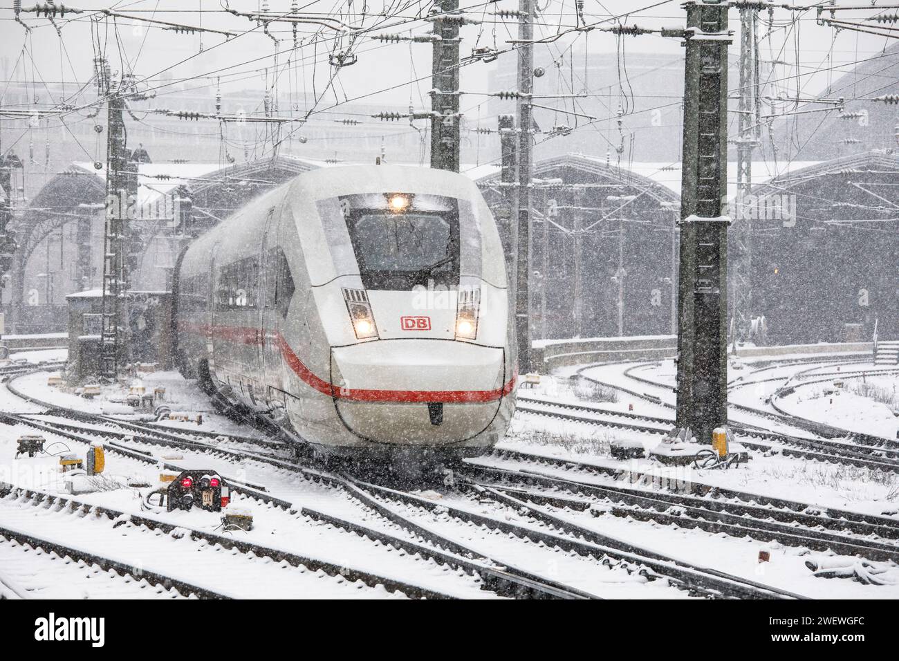 ICE 4 Zug vom Hauptbahnhof, Schnee, Schneefall, Köln, Deutschland. Januar: 2024 ICE 4 bei der Ausfahrt aus dem Hauptbahnhof, Schnee, Schne Stockfoto