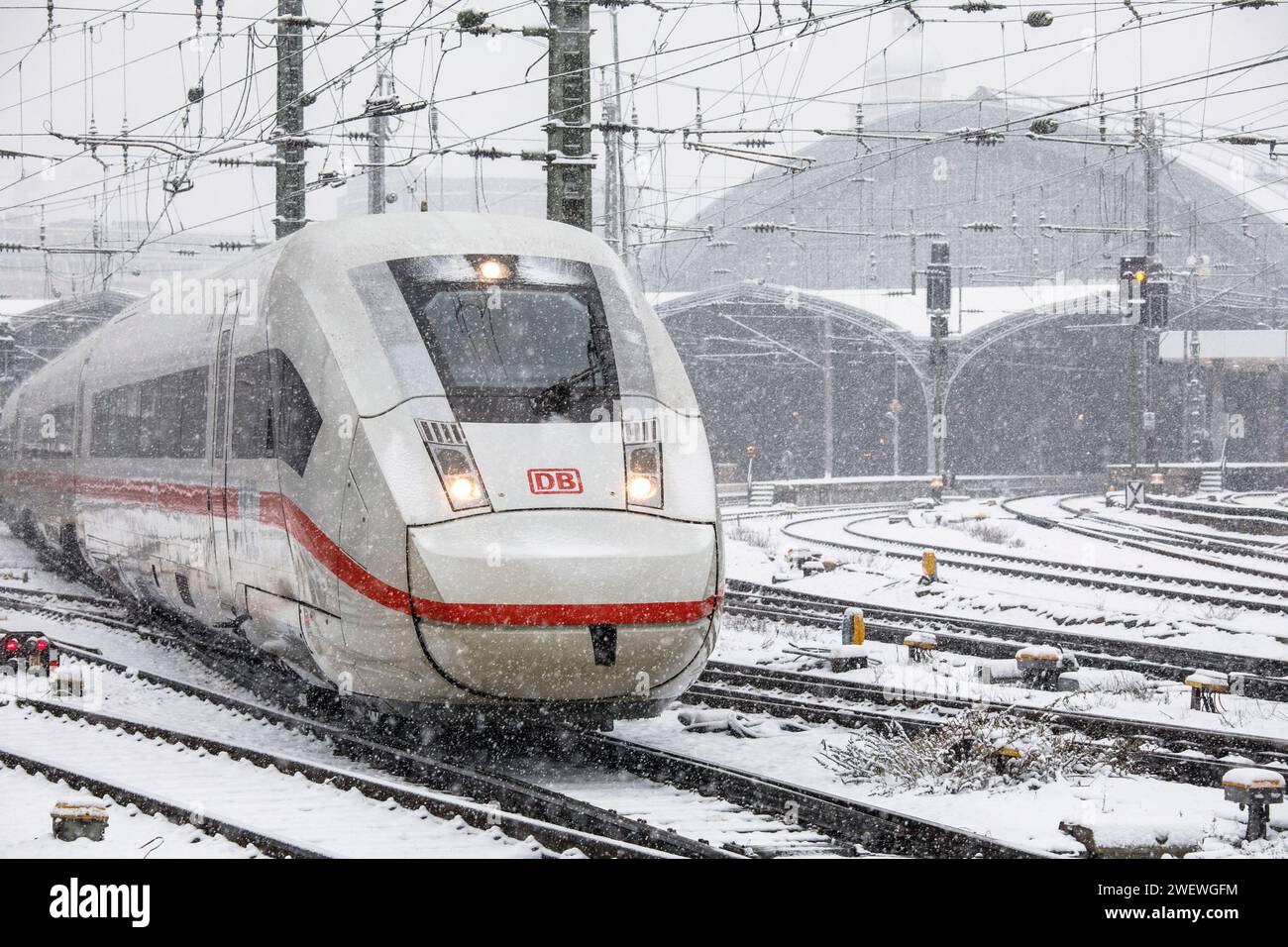 ICE 4 Zug vom Hauptbahnhof, Schnee, Schneefall, Köln, Deutschland. Januar: 2024 ICE 4 bei der Ausfahrt aus dem Hauptbahnhof, Schnee, Schne Stockfoto
