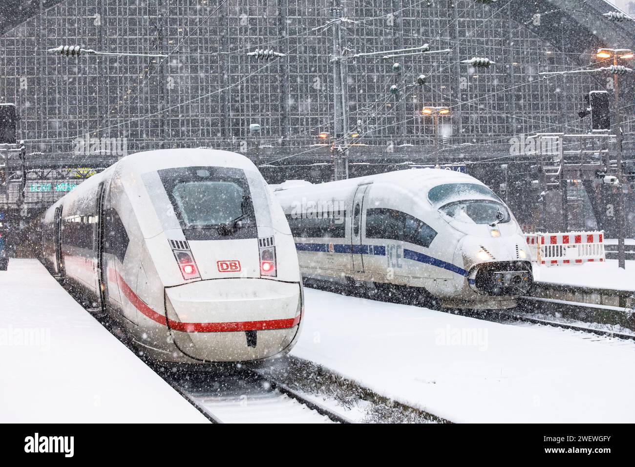 Hochgeschwindigkeitszüge ICE 4 und ICE 3 am Kölner Hauptbahnhof, Schnee, Schneefall, Köln, Deutschland. Januar: 2024 Hochgeschwindigkeitszuege ICE 4 und I Stockfoto