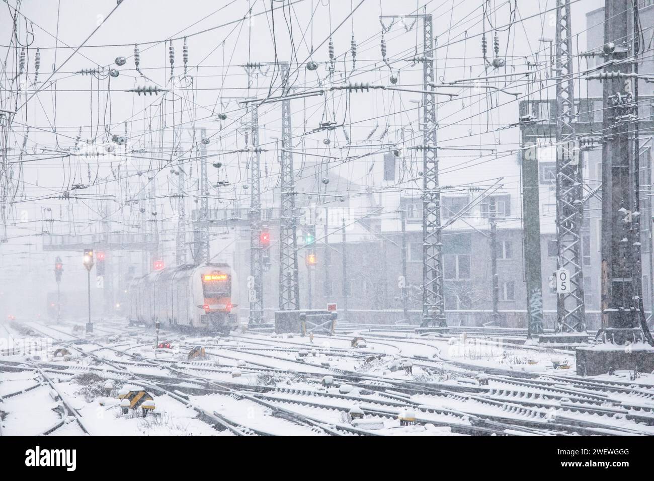 Rhein-Ruhr-Express-Zug vom Hauptbahnhof, Schnee, Schneefall, Köln, Deutschland. Januar: 2024 Rhein-Ruhr-Express RRX Zug bei der Ausfahrt A Stockfoto
