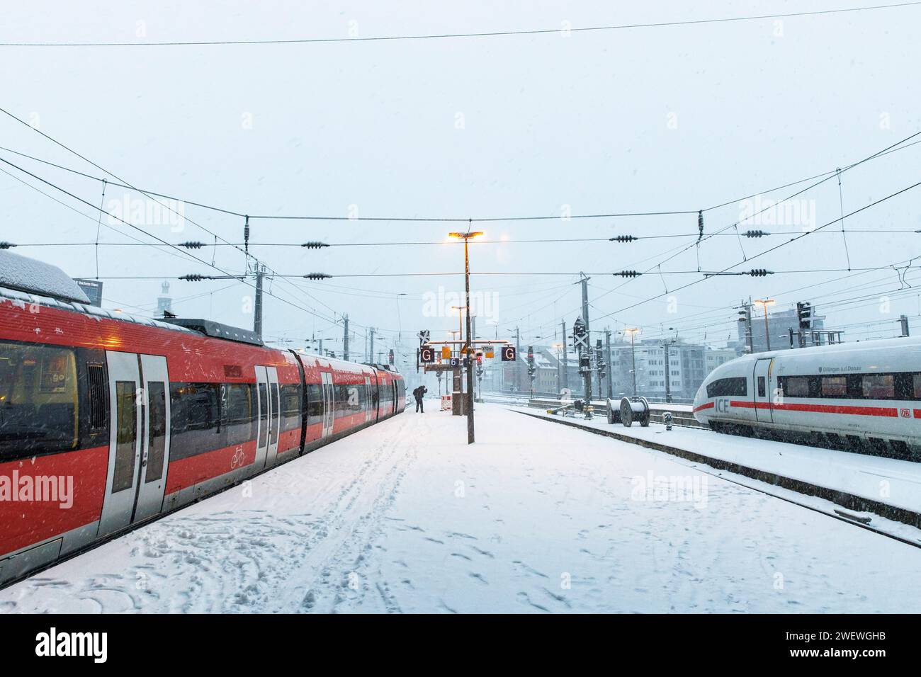 Hochgeschwindigkeitszug ICE 3 und Regionalzug am Kölner Hauptbahnhof, Schnee, Schneefall, Köln, Deutschland. Januar: 2024 Hochgeschwindigkeitszug ICE 3 Stockfoto