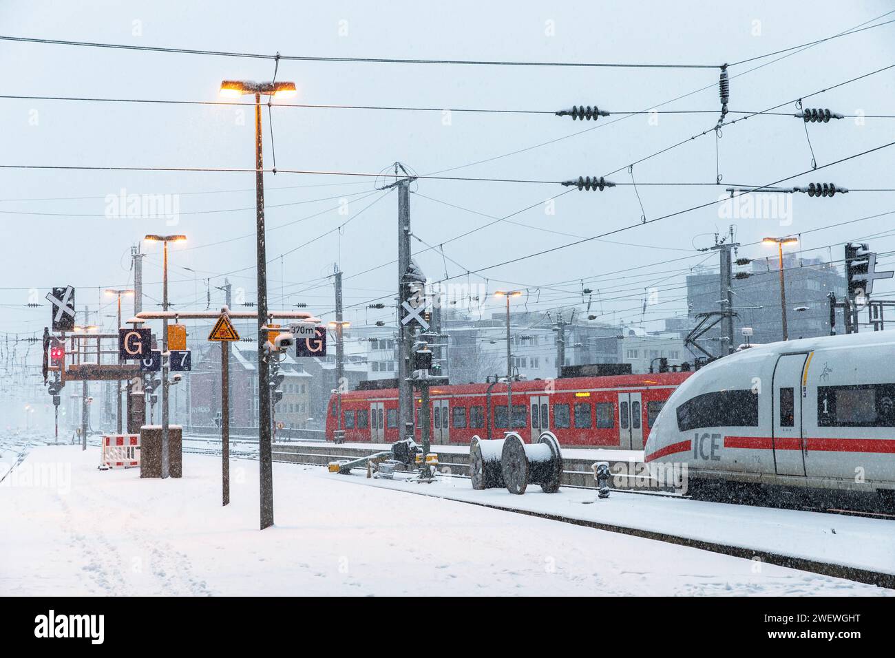 Hochgeschwindigkeitszug ICE 3 und Regionalzug am Kölner Hauptbahnhof, Schnee, Schneefall, Köln, Deutschland. Januar: 2024 Hochgeschwindigkeitszug ICE 3 Stockfoto