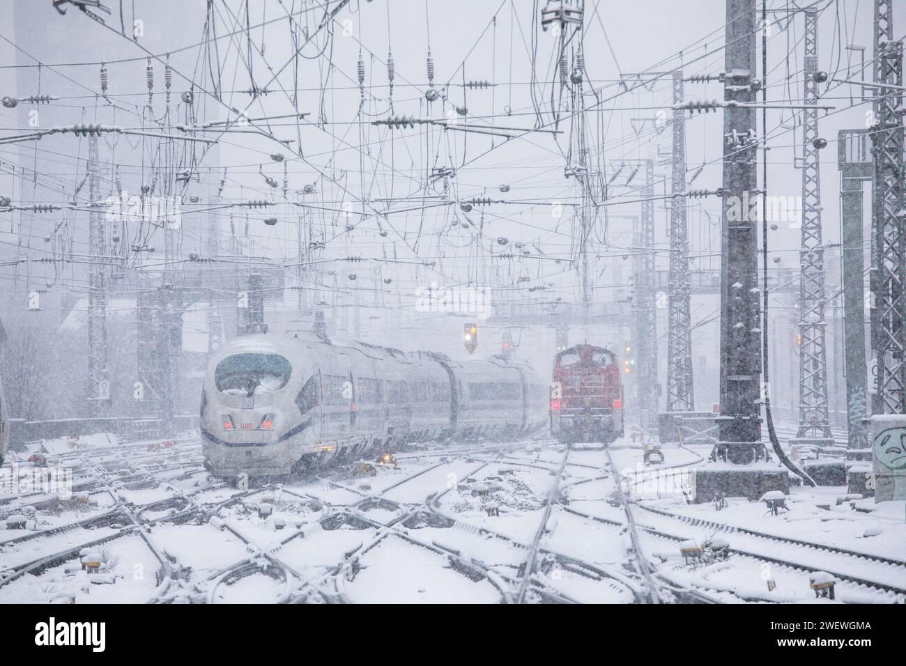 ICE 3 verlässt den Hauptbahnhof, Schnee, Schneefall, Köln, Deutschland. Januar: 2024 ICE 3 bei der Ausfahrt aus dem Hauptbahnhof, Schnee, Schneefall, Stockfoto