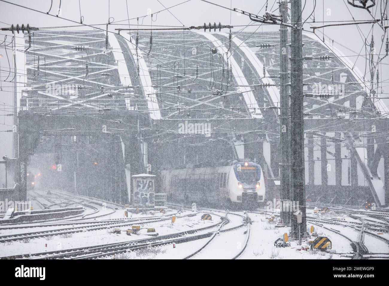 National Express Zug von der Hohenzollernbrücke in Richtung Hauptbahnhof, Schnee, Schneefall, Köln, Deutschland. Januar: 2024 Nationa Stockfoto