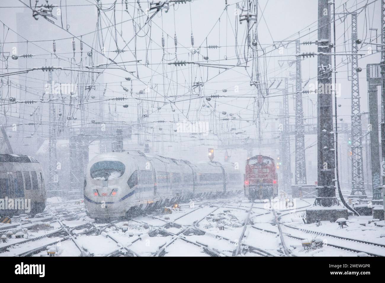 ICE 3 verlässt den Hauptbahnhof, Schnee, Schneefall, Köln, Deutschland. Januar: 2024 ICE 3 bei der Ausfahrt aus dem Hauptbahnhof, Schnee, Schneefall, Stockfoto