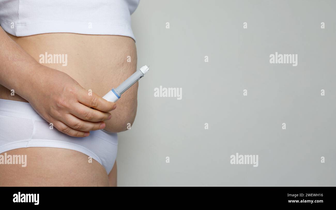 Weibliches Modell mit geöffnetem Semaglutid-Injektions-Pen oder Insulinpatronen-Pen. Gewichtsverlust und Diabeteskonzept. Stockfoto