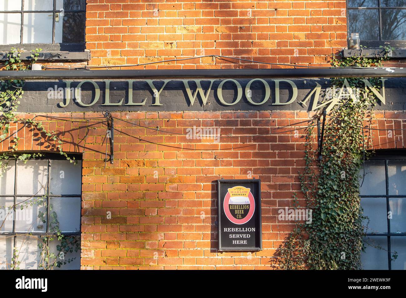 Littleworth Common, Großbritannien. Januar 2024. Der Jolly Woodman Pub in Littleworth Common, Buckinghamshire, nahe Burnham Beeches, hat seine Pforten für immer geschlossen. Global Tavernen haben beschlossen, das Freehold zu verkaufen, und Berichten zufolge werden die neuen Besitzer das Jolly Woodman nicht als öffentliches Haus nutzen. Es wird gemunkelt, dass es ein muslimisches Gebetshaus sein könnte. Quelle: Maureen McLean/Alamy Live News Stockfoto