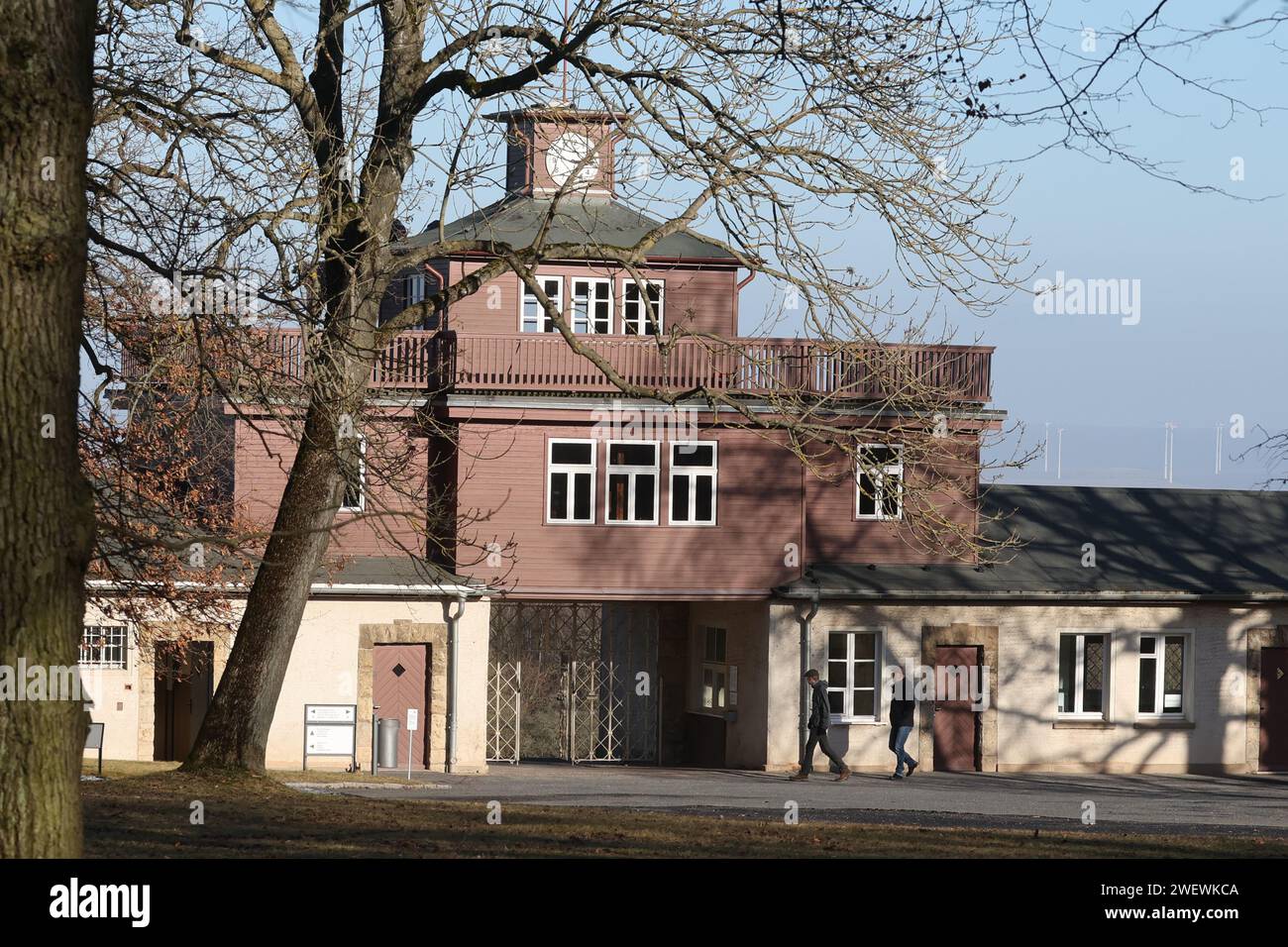 Weimar, Deutschland. Januar 2024. Das Eingangstor zum ehemaligen Konzentrationslager Buchenwald. Im Oktober 2005 erklärten die Vereinten Nationen den 27. Januar zum Holocaust-Gedenktag. Am 27. Januar 1945 befreiten Soldaten der Roten Armee die Überlebenden des deutschen Konzentrations- und Vernichtungslagers Auschwitz im besetzten Polen. Quelle: Bodo Schackow/dpa/Alamy Live News Stockfoto