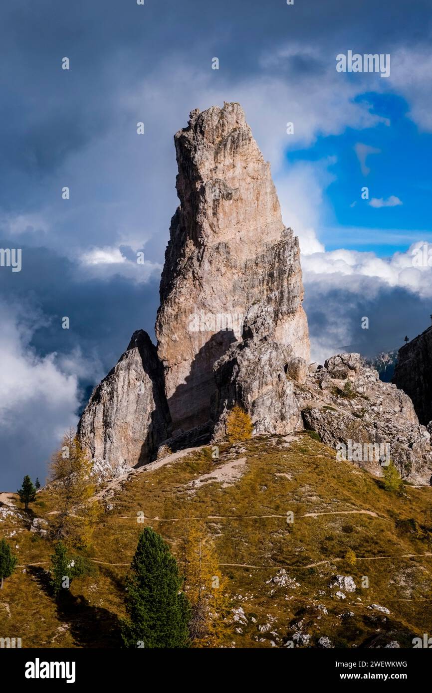 Torre Inglese, einer der Gipfel der Felsformation Cinque Torri im Herbst. Stockfoto