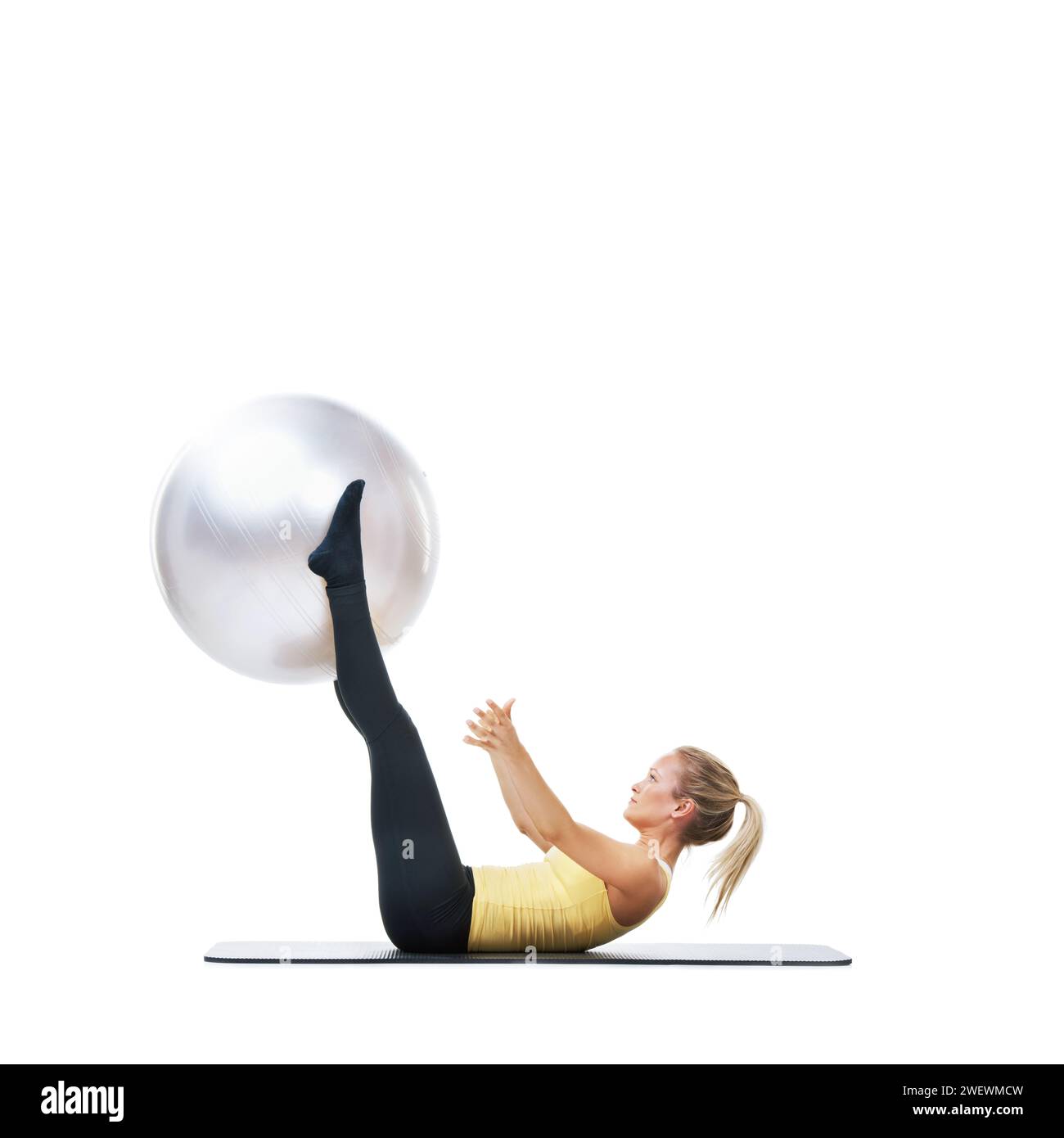 Training Ball, Fitness und Frau, die auf einem Studioboden für Beine, Kraft oder Training auf weißem Hintergrund dehnt. Gym, Mockup und weibliche Athletin mit Stockfoto