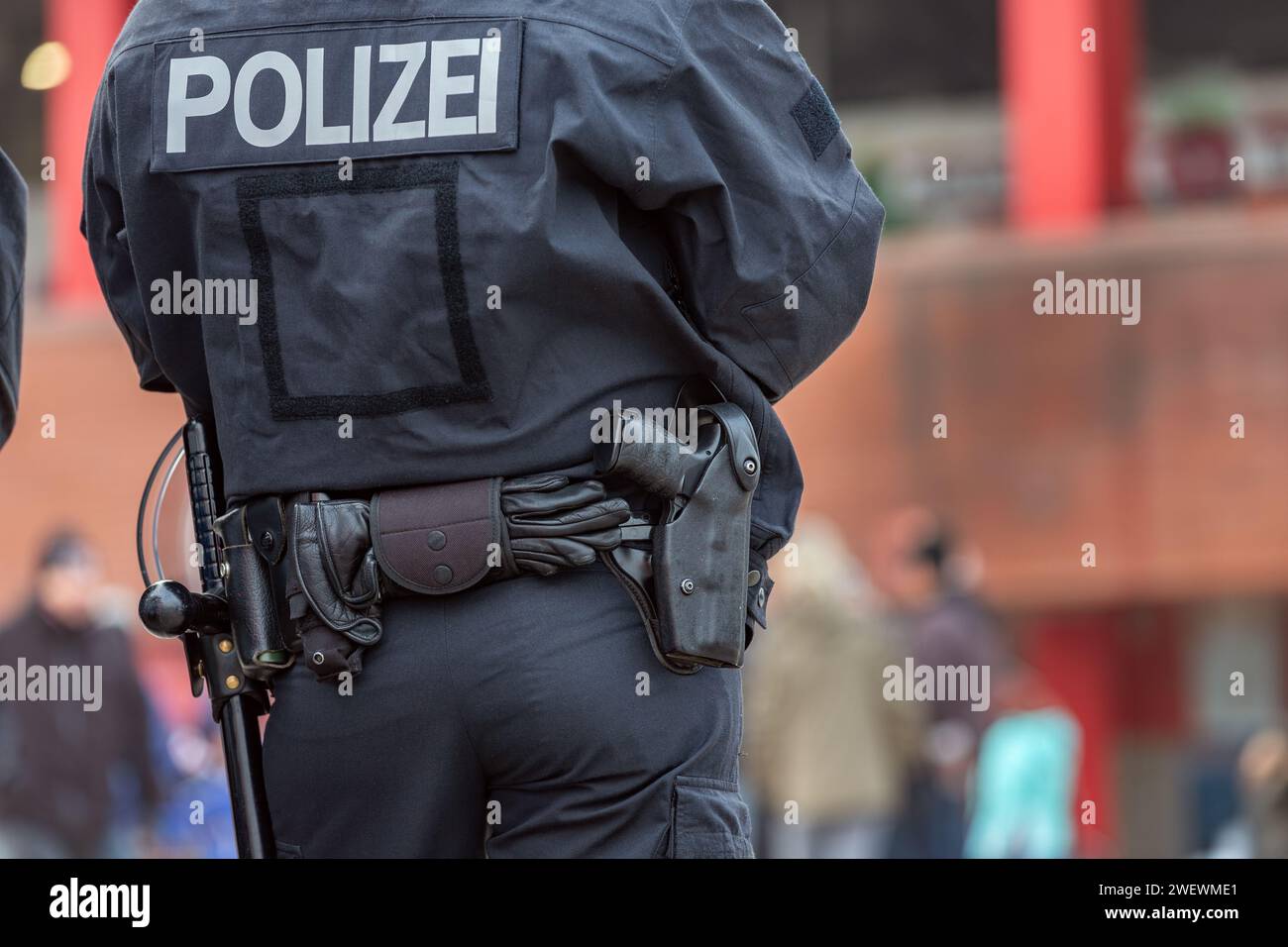 Bewaffneter Aufruhr-Polizist während eines Fußballspiels in Hamburg Stockfoto