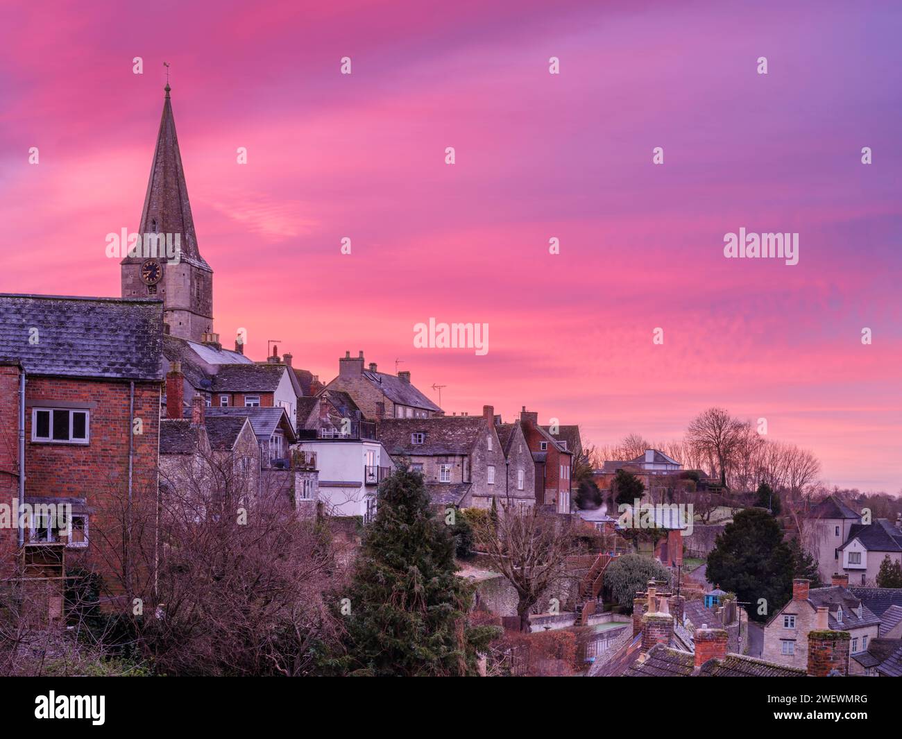 Samstag, 27. Januar 2024. Malmesbury, Wiltshire, England - nach einem klaren Himmel über der Nacht wird der Himmel rot über der malerischen Marktstadt Malmesbury. Quelle: Terry Mathews/Alamy Live News Stockfoto