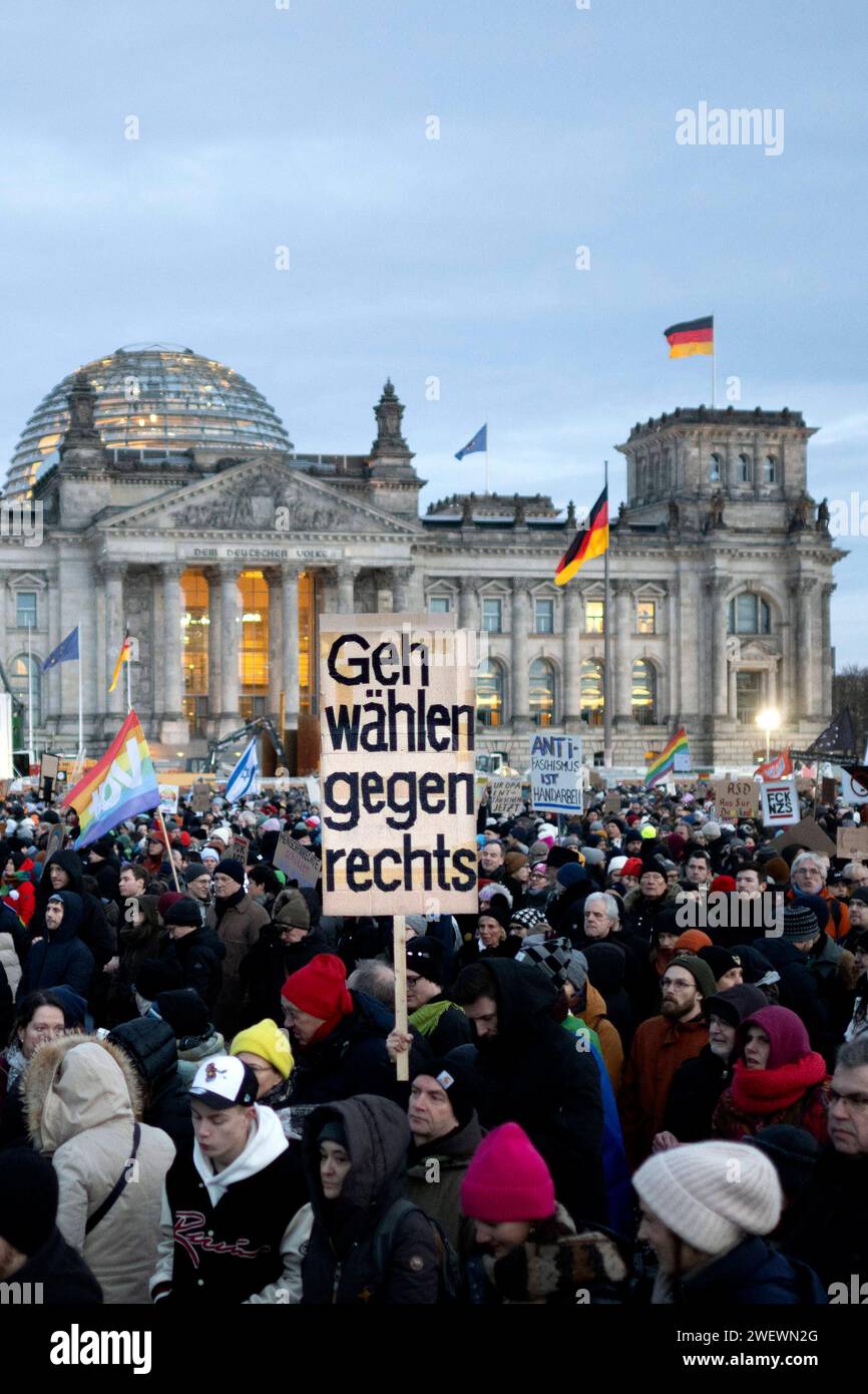 Demo Gegen Rechts DEU, Deutschland, Berlin, 21.01.2024 Demonstranten ...