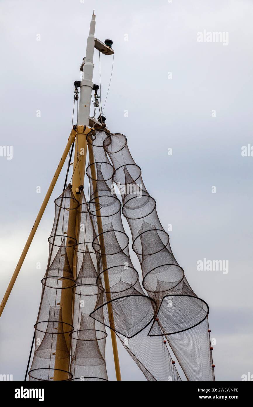 Fischfallen hängen zum Trocknen auf einem Schiffsmast, Oudeschild, Nordseeinsel, Texel, Westfriesische Insel, Nord-Holland, Niederlande Stockfoto