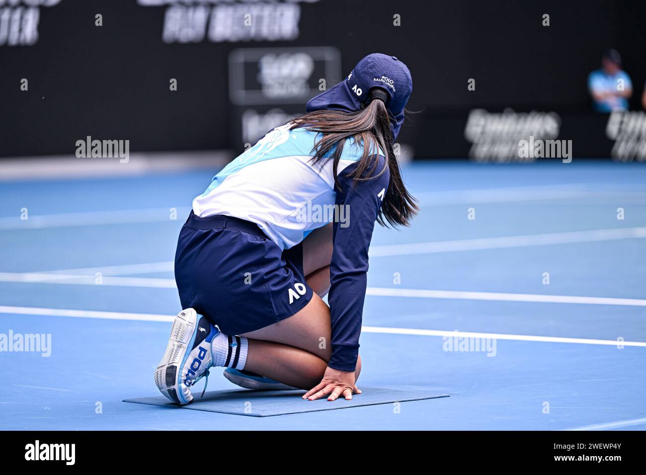 Melbourne, Australie. Januar 2024. Die Abbildung zeigt Ballkinder während des Australian Open AO 2024 Grand Slam Tennis Turniers am 26. Januar 2024 im Melbourne Park in Australien. Quelle: Victor Joly/Alamy Live News Stockfoto