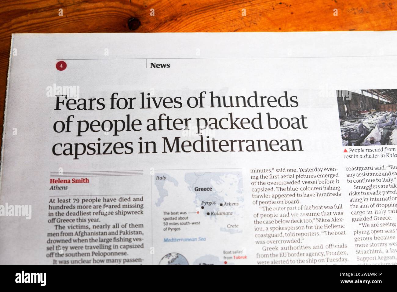 "Ängste um das Leben von Hunderten von Menschen, nachdem das gepackte Boot im Mittelmeer gekentert hat", schreibt die Zeitung Sea Guardian über kleine Boote Stockfoto
