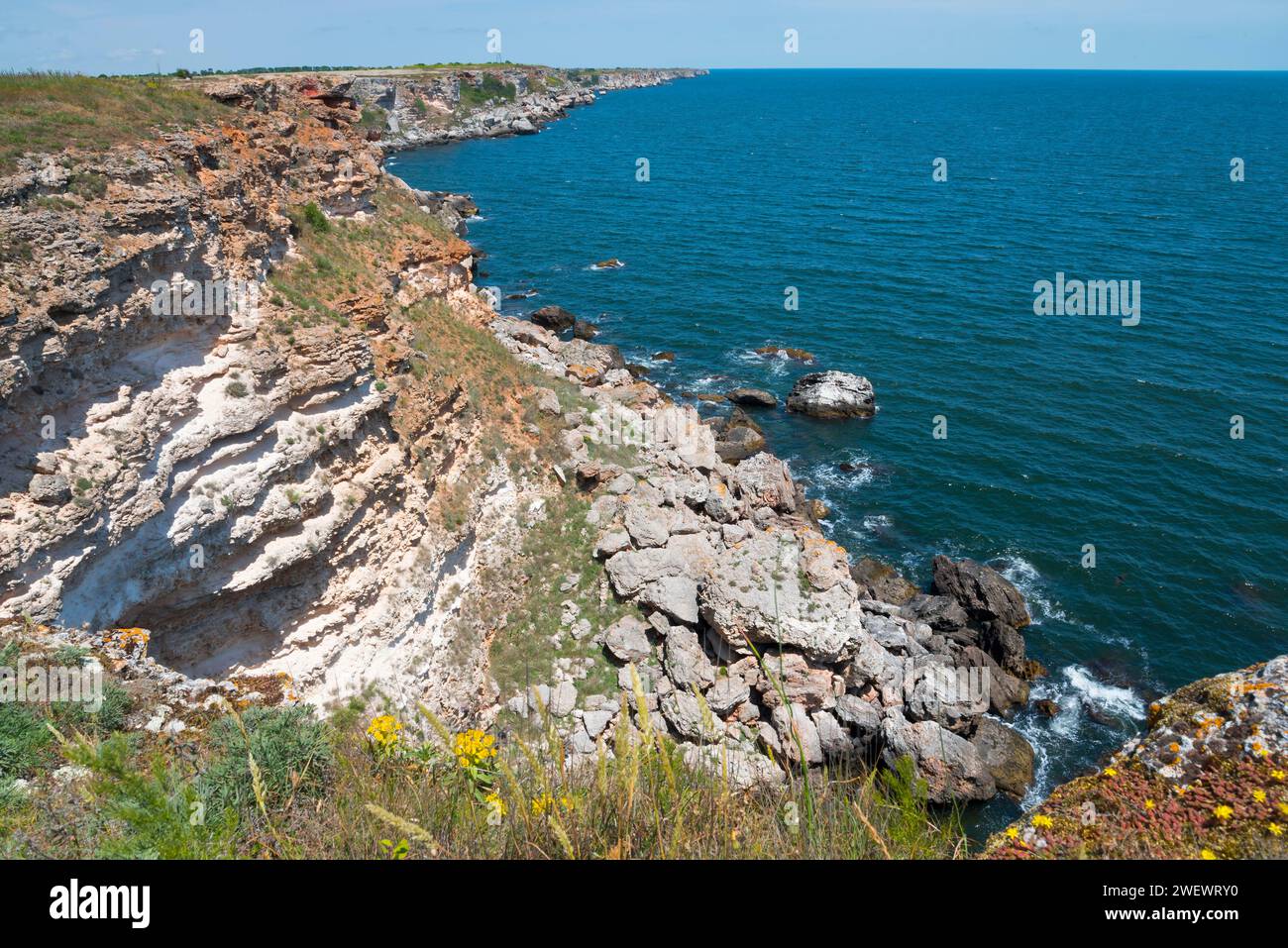 Eine steile Klippe an einer ruhigen Küste mit Blick auf das blaue Meer und klaren Himmel, Klippe, Kamen Bryag, Bryag, Steinküste, Dobrich, Bulgarien Stockfoto